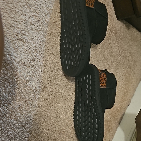 Koolaburra Black Ankle Boots With Leopard Print - Picture 4 of 6